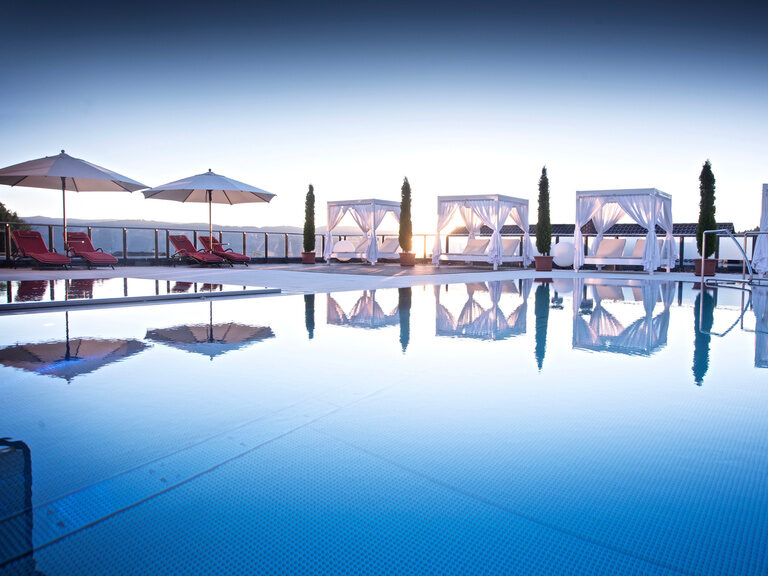 wellnesshotel bayerischer Wald Liegen am Pool mit Traumhafter Aussicht