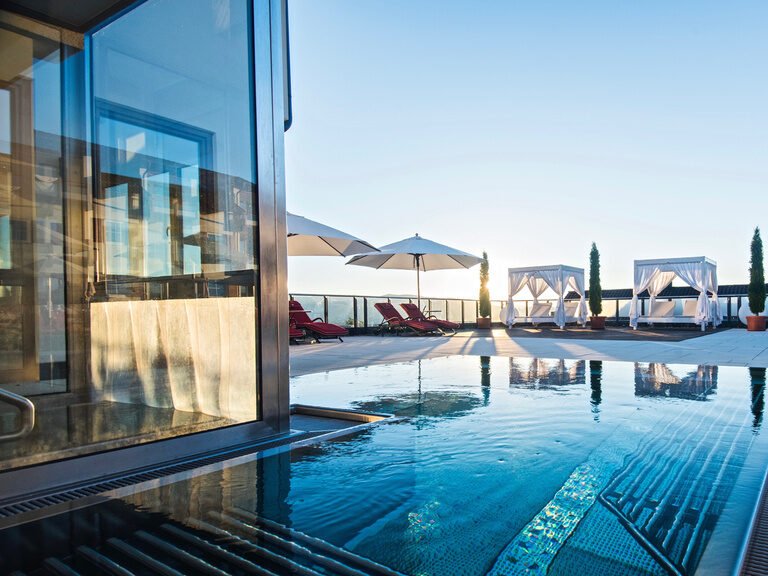 Whirlpool unter klaren Himmel mit Liegebucht im Landromantikhotel Oswald.